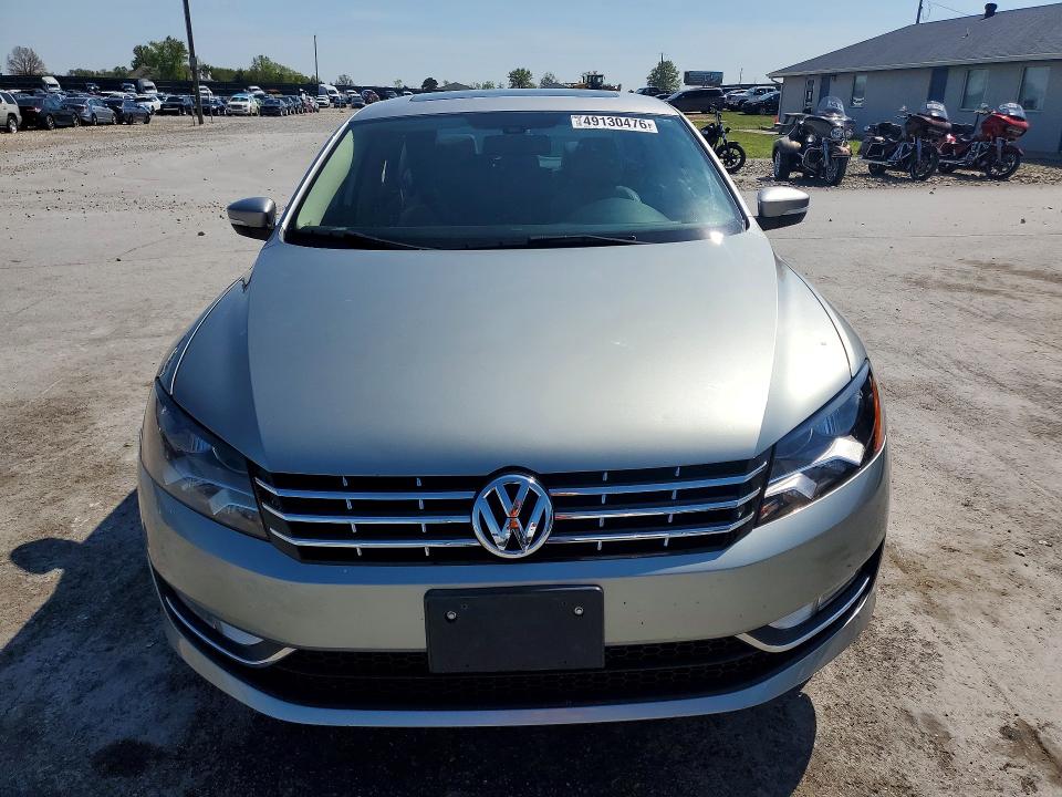 49130476 :رقم المزاد ، 1VWCN7A33DC092092 vin ، 2013 Volkswagen Passat مزاد بيع