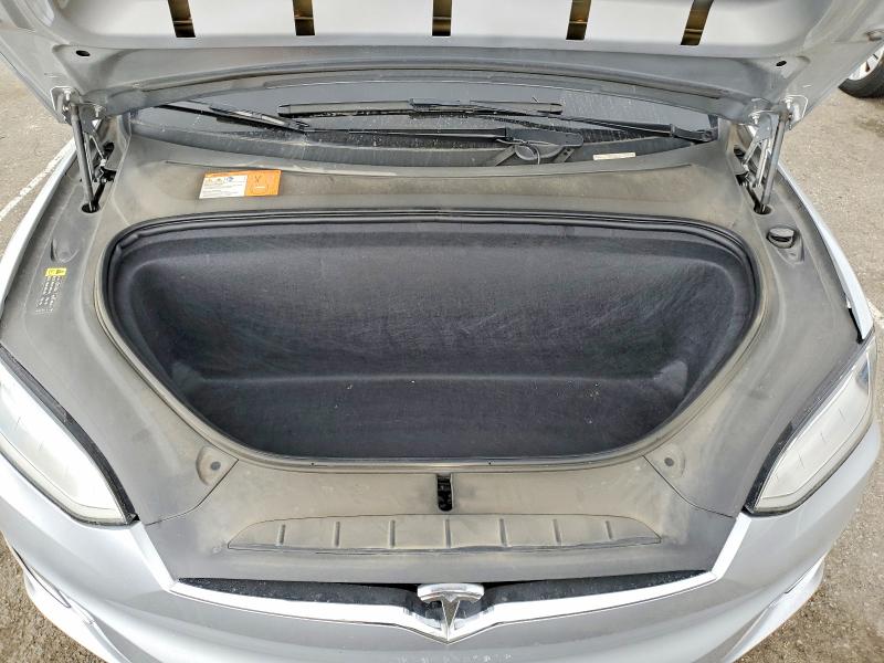 48557426 :رقم المزاد ، 5YJXCBE29JF115372 vin ، 2018 Tesla Model X مزاد بيع