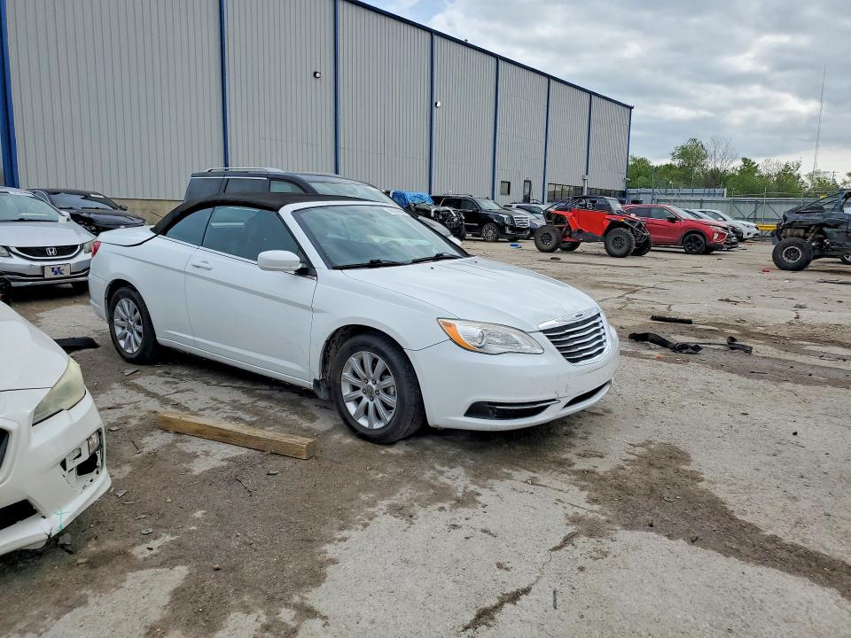 49305686 :رقم المزاد ، 1C3BCBEB4DN560106 vin ، 2013 Chrysler 200 مزاد بيع