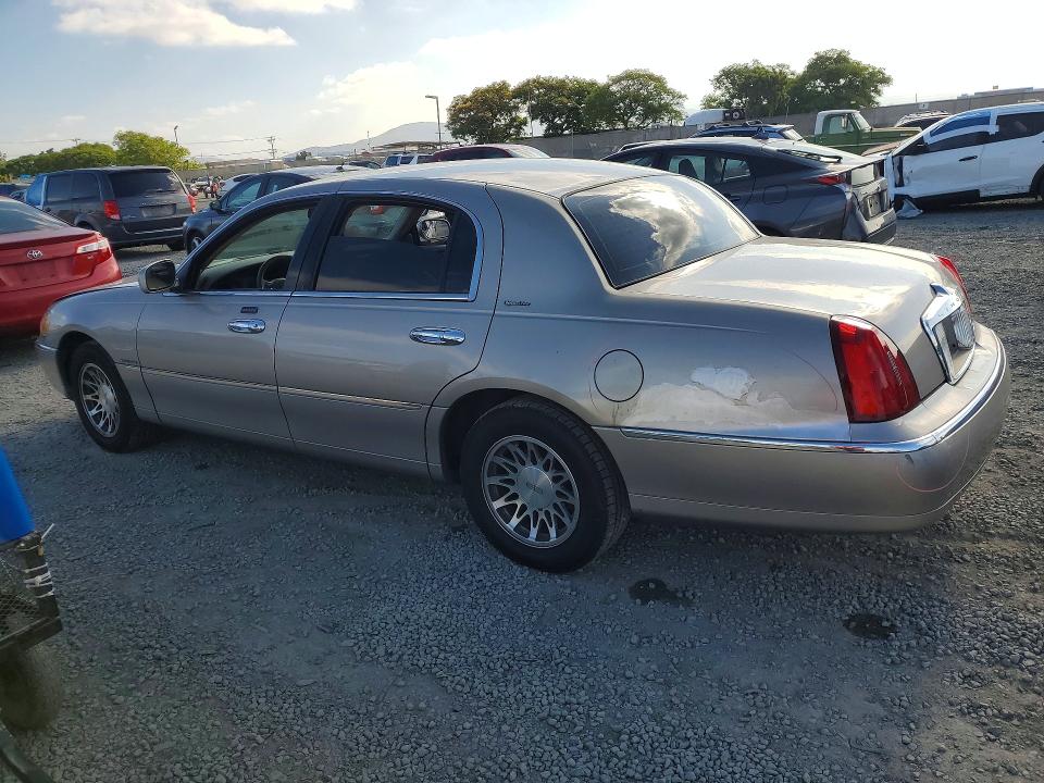 50494016 :رقم المزاد ، 1LNHM82W4YY940642 vin ، 2000 Lincoln Town Car مزاد بيع