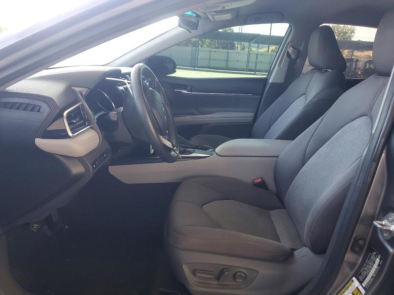 50621086 :رقم المزاد ، 4T1B11HK3JU037034 vin ، 2018 Toyota Camry مزاد بيع