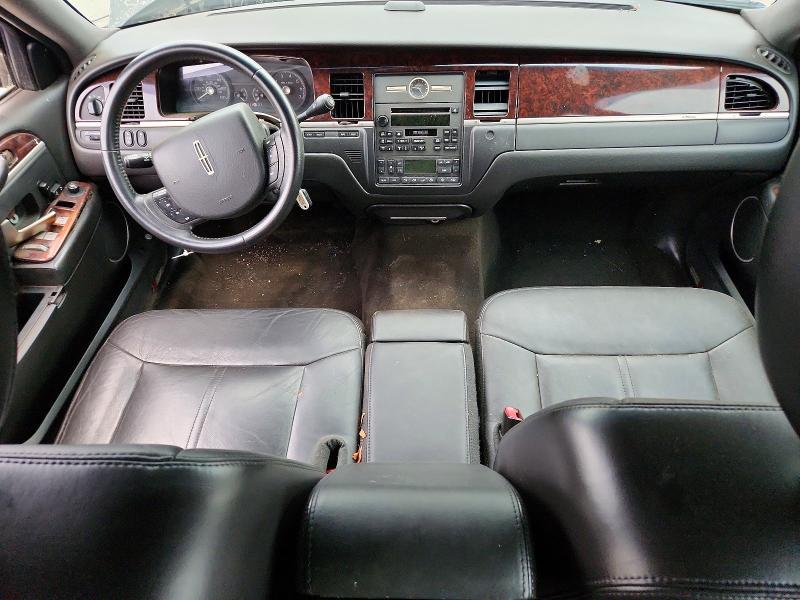 2011 Lincoln Town Car მანქანა იყიდება აუქციონზე, vin: 2LNBL8EV2BX765469, აუქციონის ნომერი: 50983706