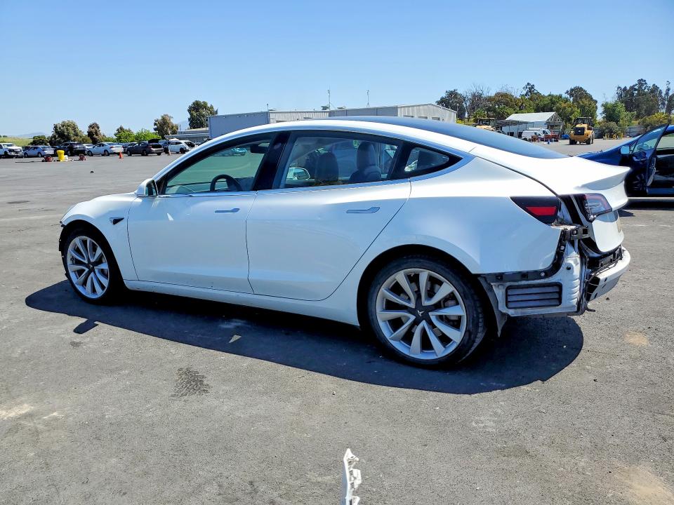 51553166 :رقم المزاد ، 5YJ3E1EB3JF107609 vin ، 2018 Tesla Model 3 مزاد بيع