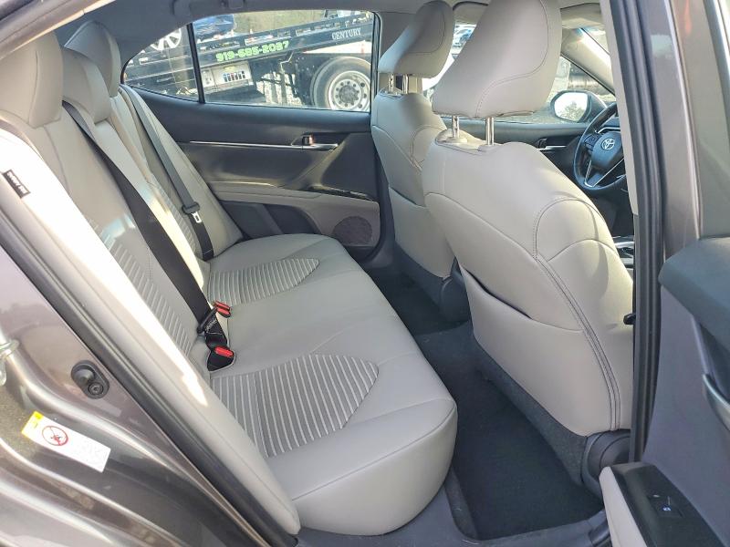 48779836 :رقم المزاد ، 4T1B11HK3JU633650 vin ، 2018 Toyota Camry مزاد بيع
