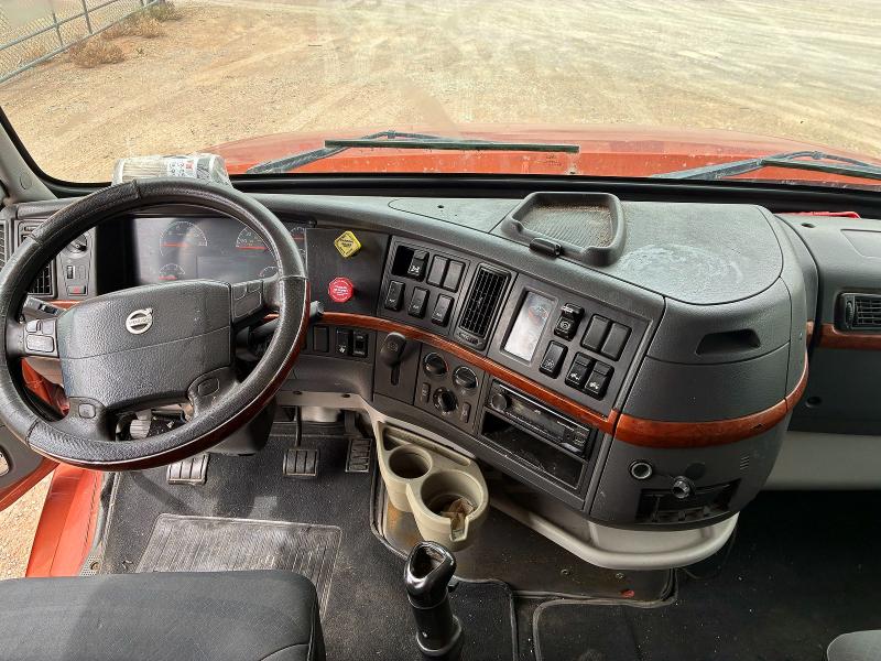 50448876 :رقم المزاد ، 4V4NC9KK87N466664 vin ، 2007 Volvo Vn مزاد بيع