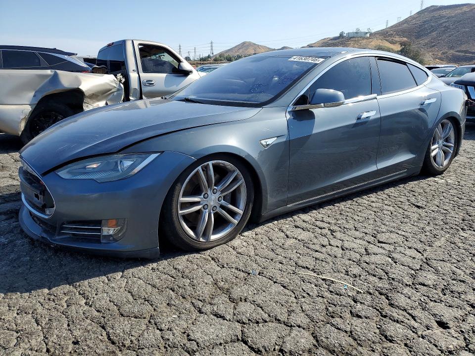 41630746 :رقم المزاد ، 5YJSA1DN3CFP02871 vin ، 2012 Tesla Model S مزاد بيع