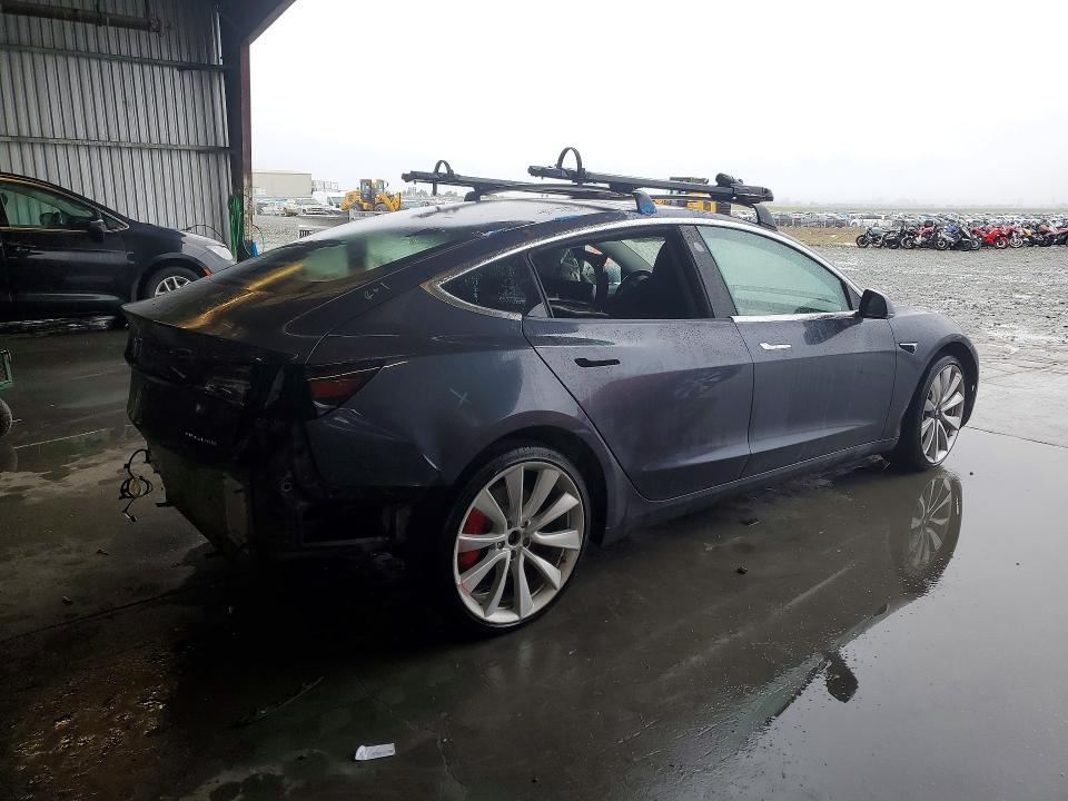 49447566 :رقم المزاد ، 5YJ3E1EB8JF083081 vin ، 2018 Tesla Model 3 مزاد بيع