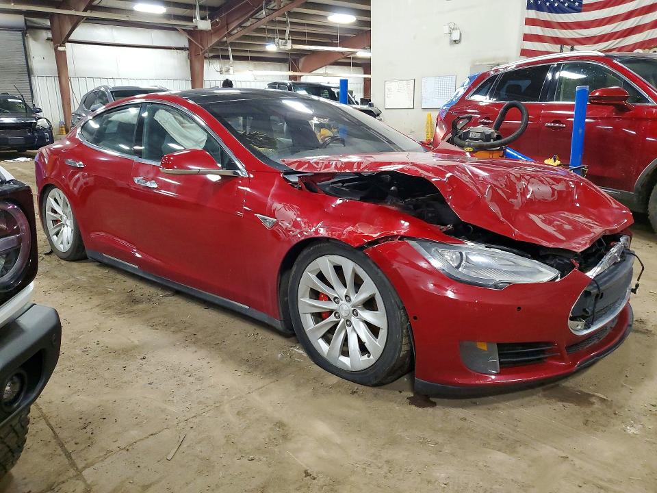 47388206 :رقم المزاد ، 5YJSA1V43FF097373 vin ، 2015 Tesla Model S مزاد بيع