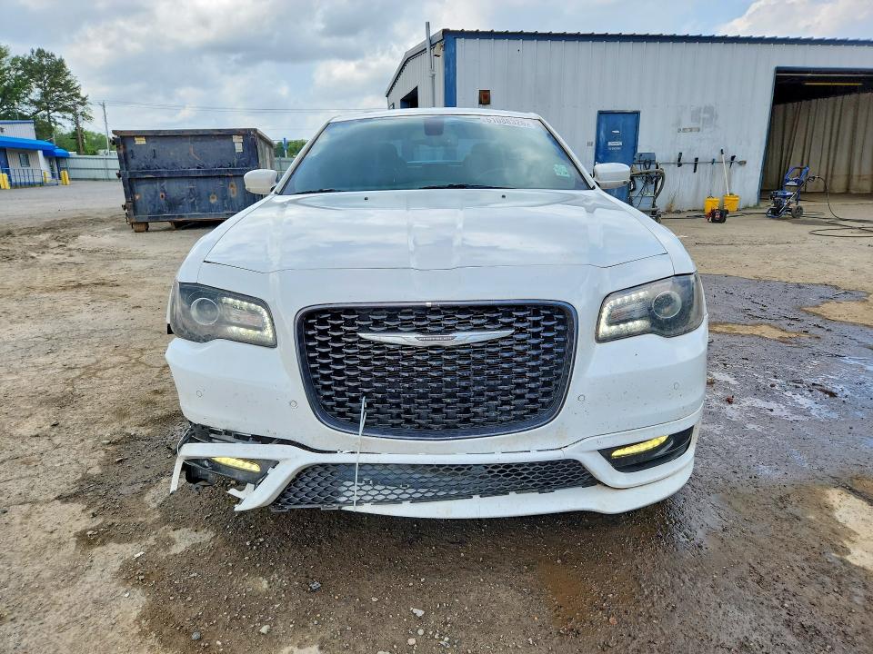 Продажа на аукционе авто 2018 Chrysler 300, vin: 2C3CCABG3JH240035, номер лота: 51088326