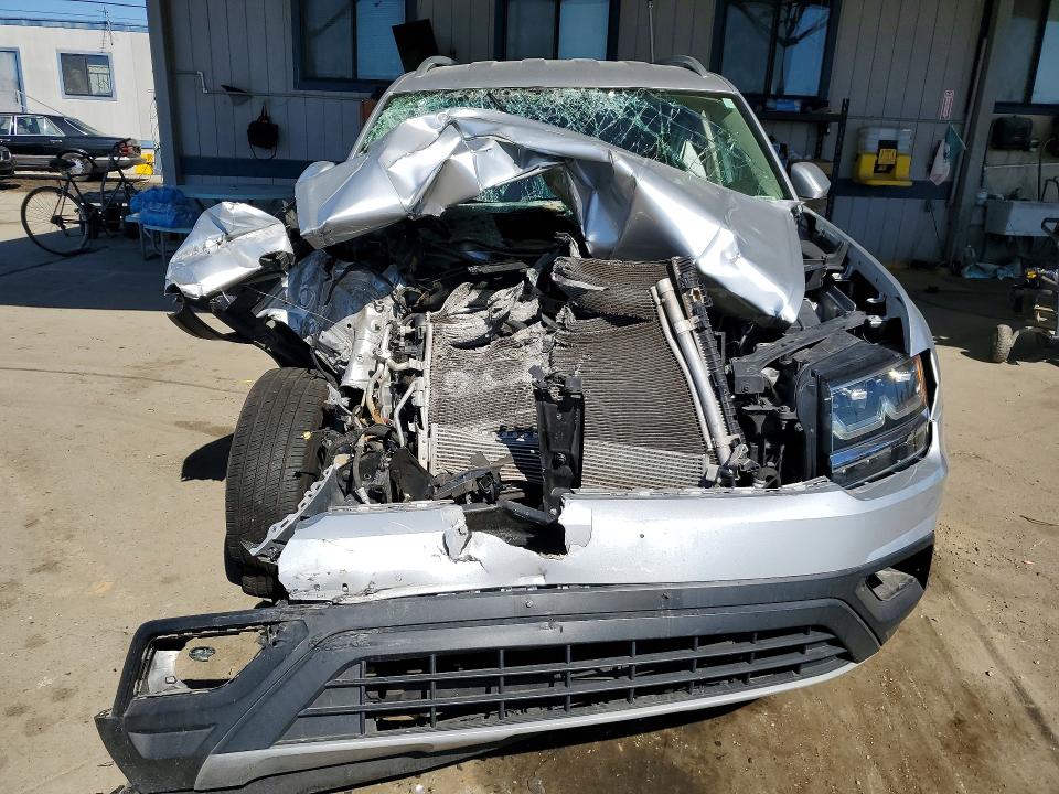 49493906 :رقم المزاد ، 1V2CR2CA9JC566823 vin ، 2018 Volkswagen Atlas مزاد بيع