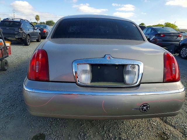 50494016 :رقم المزاد ، 1LNHM82W4YY940642 vin ، 2000 Lincoln Town Car مزاد بيع