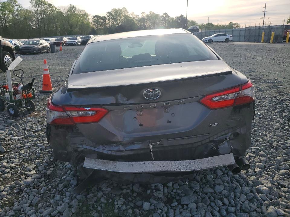 48779836 :رقم المزاد ، 4T1B11HK3JU633650 vin ، 2018 Toyota Camry مزاد بيع