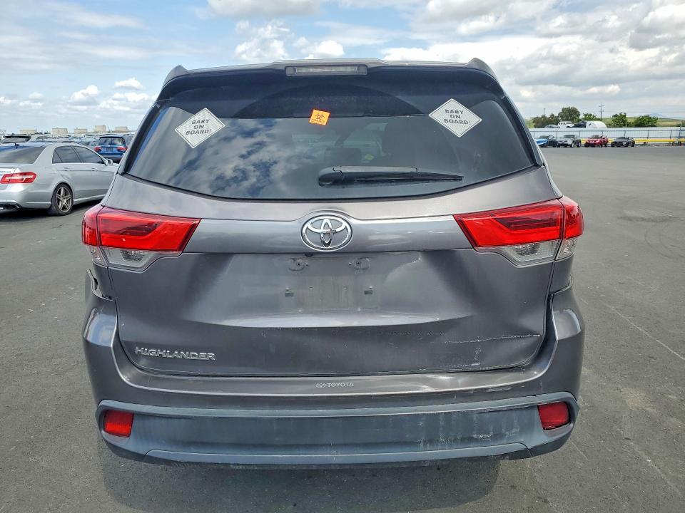51532656 :رقم المزاد ، 5TDZARFHXJS036430 vin ، 2018 Toyota Highlander مزاد بيع