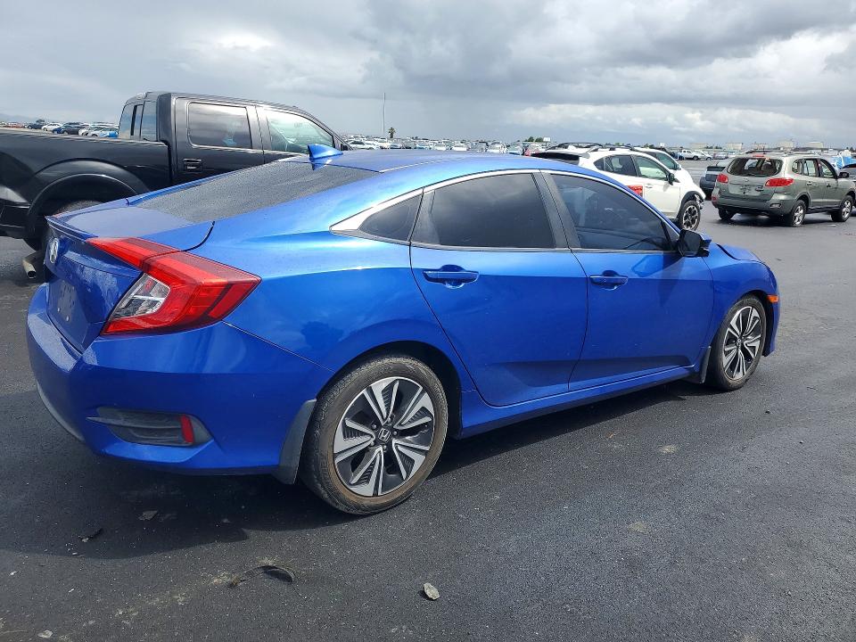 50788566 :رقم المزاد ، JHMFC1F33JX015768 vin ، 2018 Honda Civic مزاد بيع