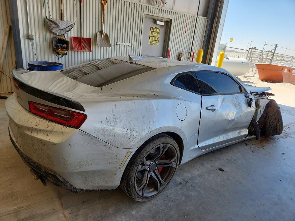 49672346 :رقم المزاد ، 1G1FE1R70J0158561 vin ، 2018 Chevrolet Camaro مزاد بيع