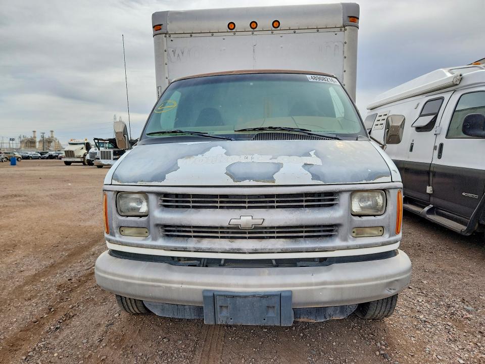 48908216 :رقم المزاد ، 1GBHG31R621236442 vin ، 2002 Chev Express G3500 مزاد بيع