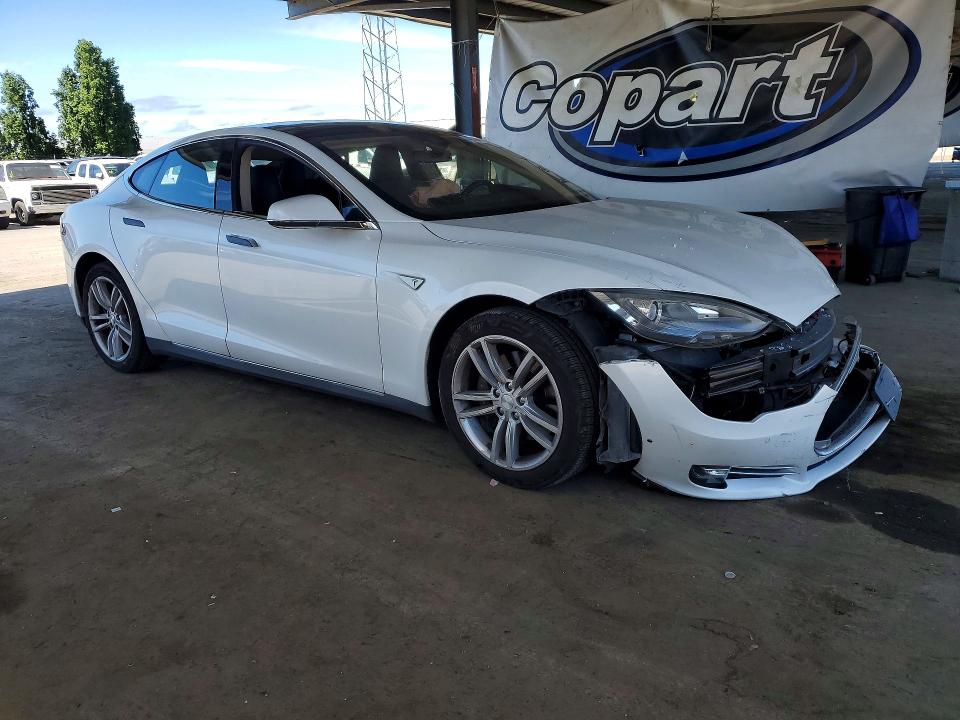 Продажа на аукционе авто 2015 Tesla Model S, vin: 5YJSA1H14FF083838, номер лота: 49106416