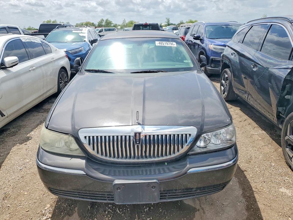 48519796 :رقم المزاد ، 1LNHM82WX5Y660641 vin ، 2005 Lincoln Town Car مزاد بيع