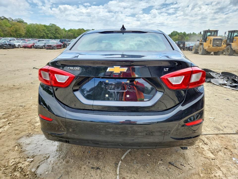 51348676 :رقم المزاد ، 1G1BE5SM2J7237372 vin ، 2018 Chevrolet Cruze مزاد بيع