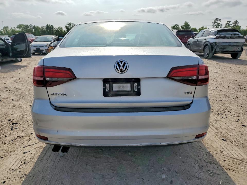 51560786 :رقم المزاد ، 3VW167AJ8GM295842 vin ، 2016 Volkswagen Jetta مزاد بيع