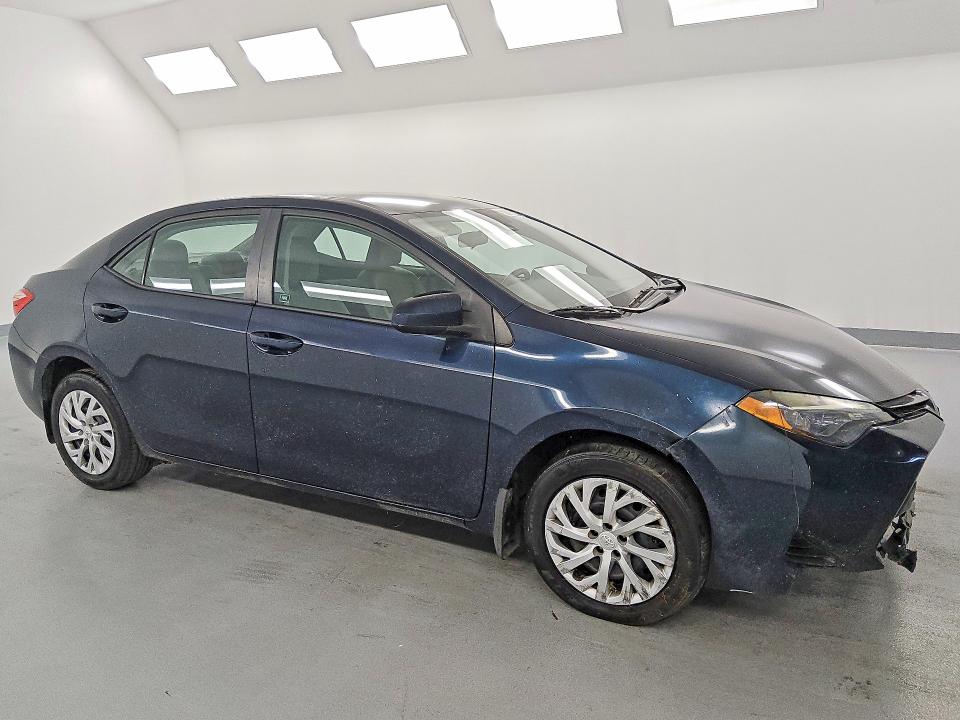 47703836 :رقم المزاد ، 5YFBURHE2JP775554 vin ، 2018 Toyota Corolla مزاد بيع