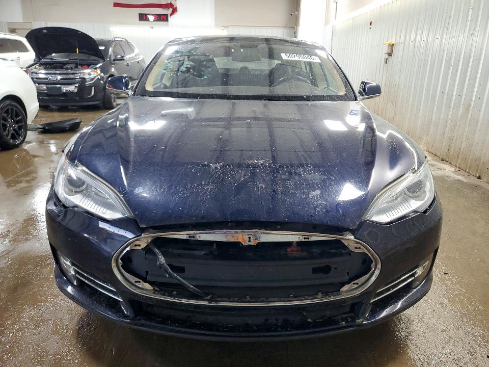 50295046 :رقم المزاد ، 5YJSA1CN2DFP14528 vin ، 2013 Tesla Model S مزاد بيع