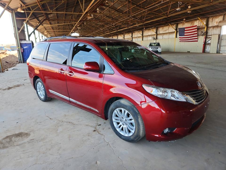 51677826 :رقم المزاد ، 5TDYZ3DC1HS889818 vin ، 2017 Toyota Sienna مزاد بيع