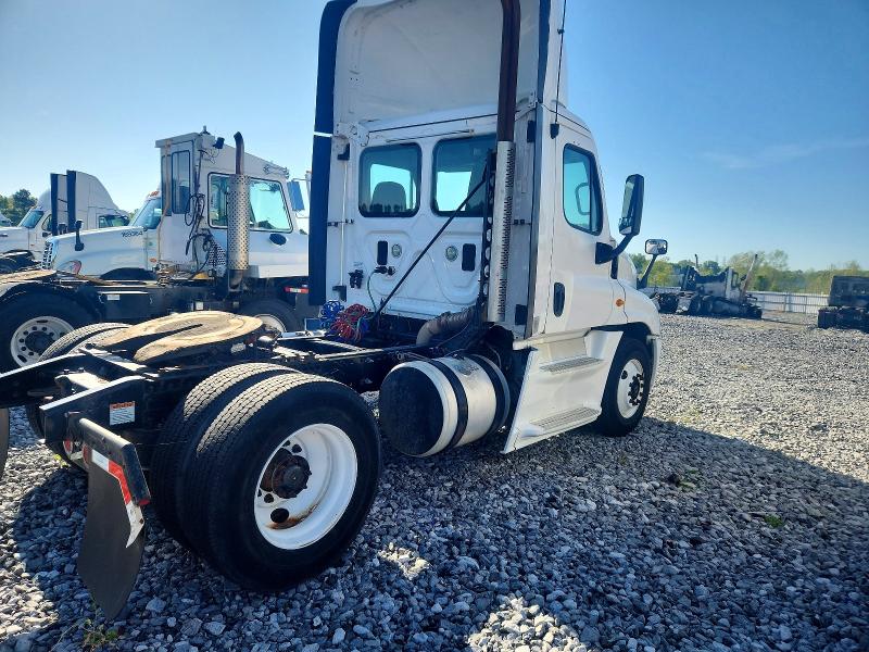 46204006 :رقم المزاد ، 1FUBGEDV0ELFT4298 vin ، 2014 Freightliner Cascadia مزاد بيع