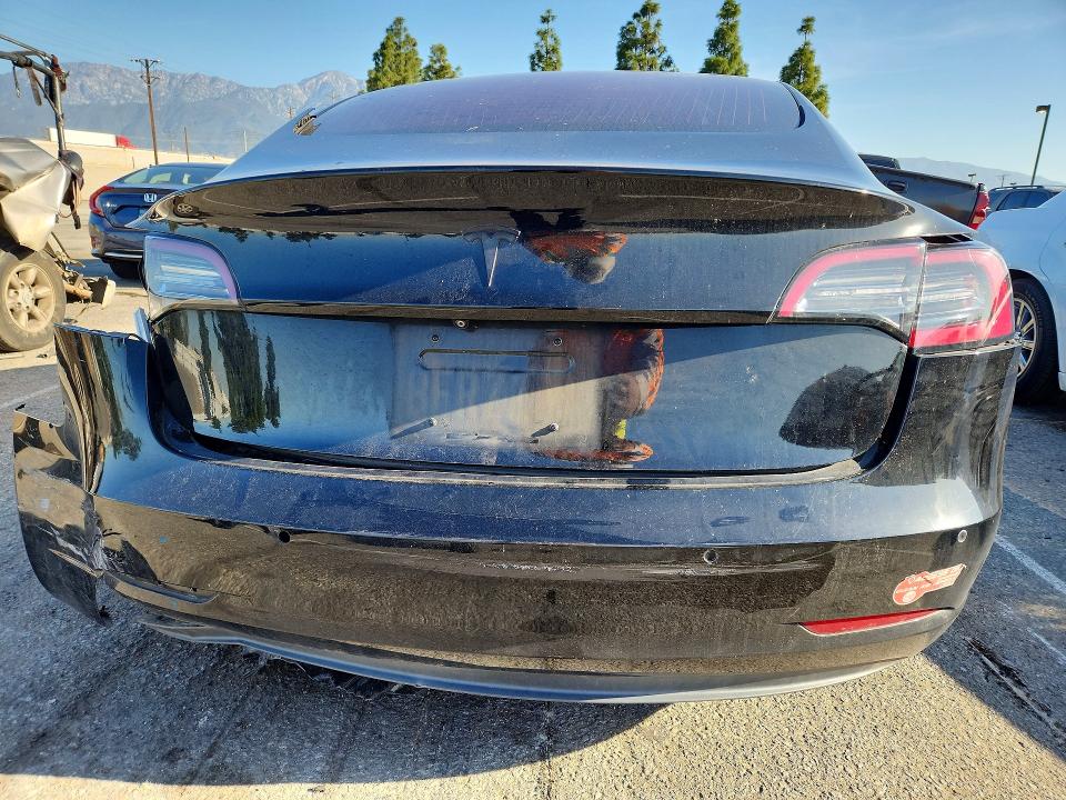 49979616 :رقم المزاد ، 5YJ3E1EA6JF042052 vin ، 2018 Tesla Model 3 مزاد بيع