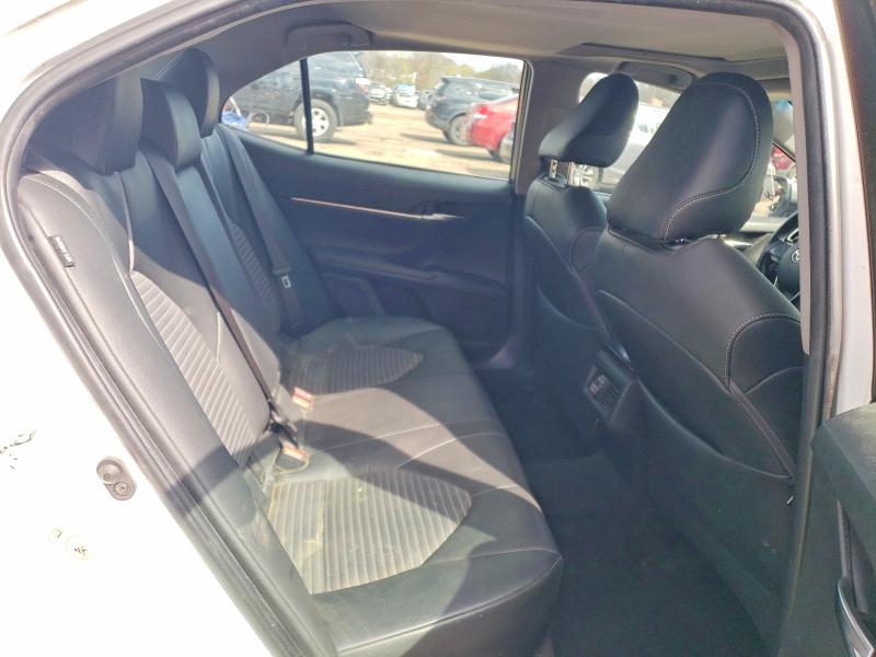 49811796 :رقم المزاد ، 4T1B11HK6JU110588 vin ، 2018 Toyota Camry مزاد بيع