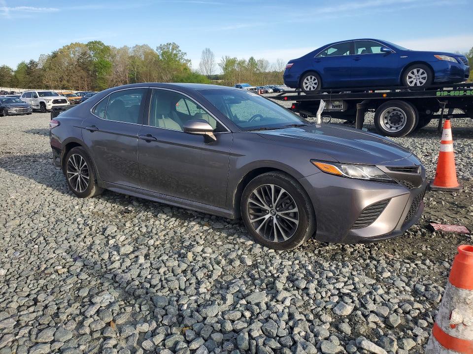 48779836 :رقم المزاد ، 4T1B11HK3JU633650 vin ، 2018 Toyota Camry مزاد بيع
