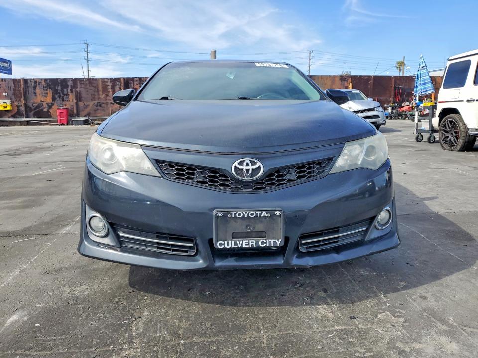 50731756 :رقم المزاد ، 4T1BF1FK8EU834518 vin ، 2014 Toyota Camry مزاد بيع