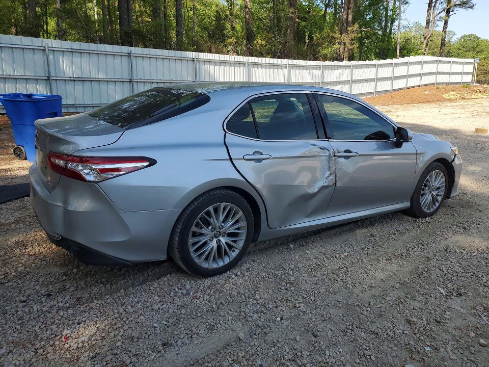 50085296 :رقم المزاد ، 4T1B11HK5JU105754 vin ، 2018 Toyota Camry مزاد بيع