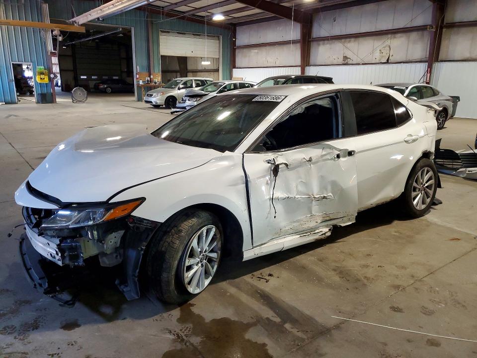 50361686 :رقم المزاد ، 4T1C11BK7MU045185 vin ، 2021 Toyota Camry مزاد بيع