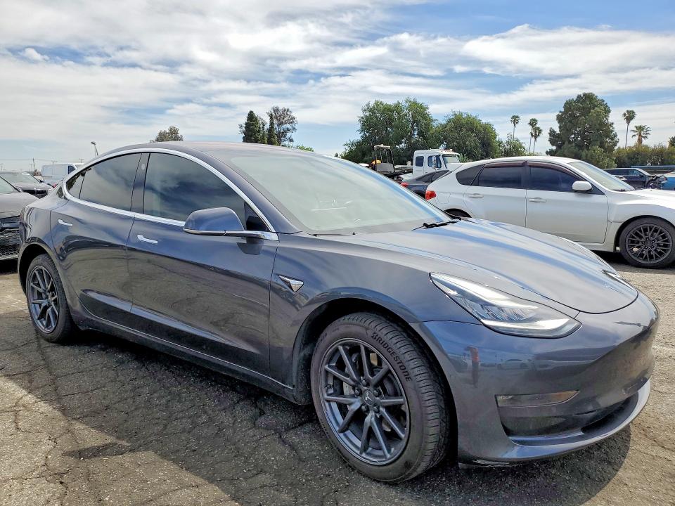 48292086 :رقم المزاد ، 5YJ3E1EA8JF051531 vin ، 2018 Tesla Model 3 مزاد بيع