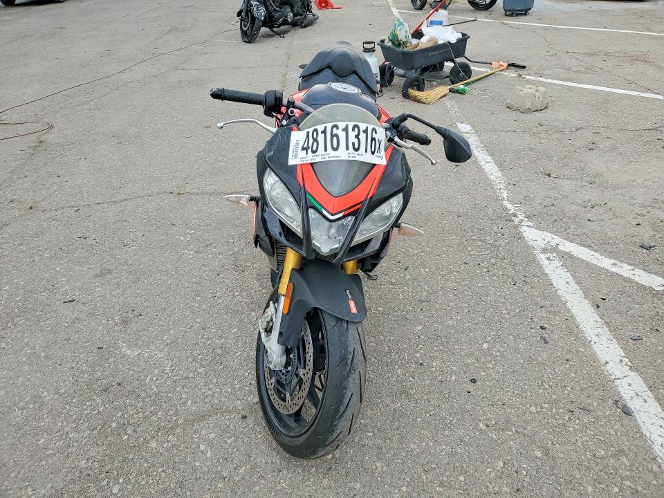 48161316 :رقم المزاد ، ZD4KGU009HS000028 vin ، 2017 Aprilia Tuono مزاد بيع