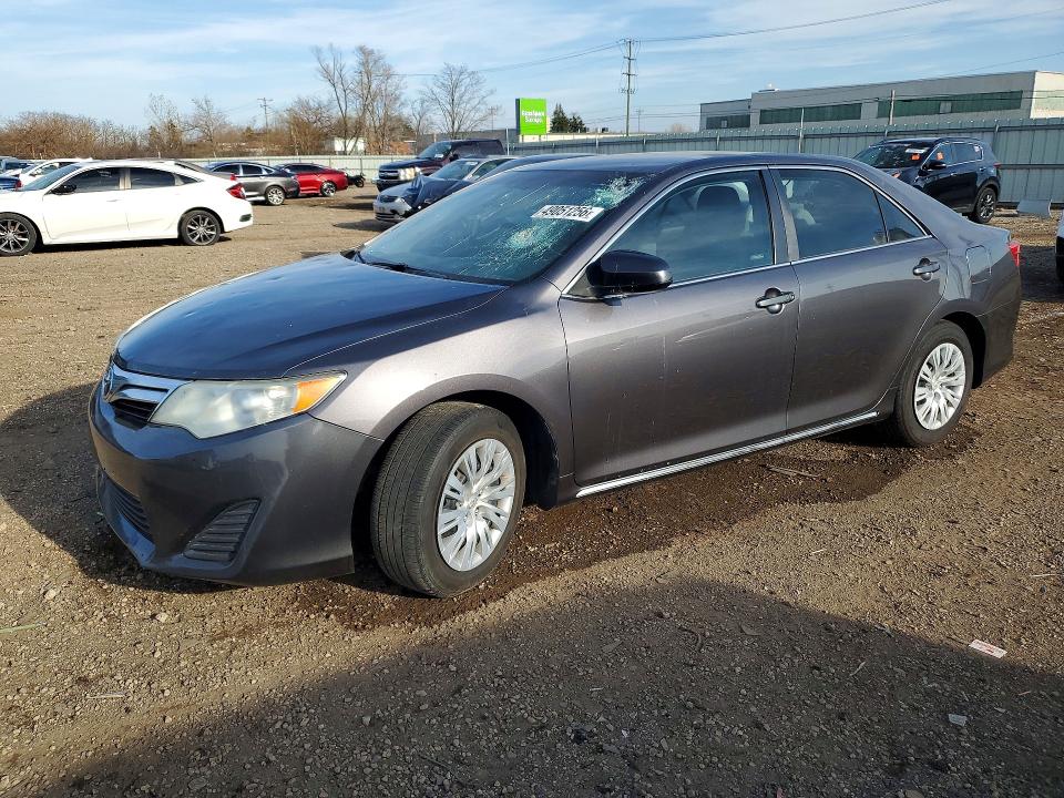 49051256 :رقم المزاد ، 4T4BF1FK2ER433245 vin ، 2014 Toyota Camry مزاد بيع