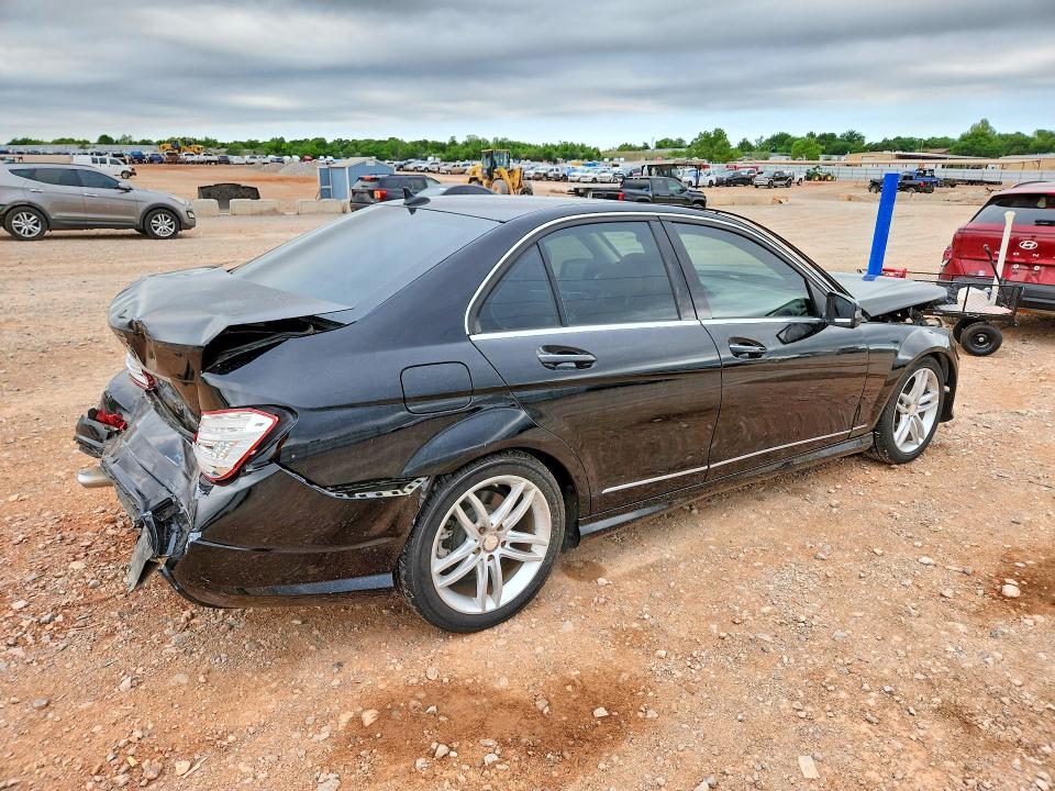 2012 Mercedes Benz C მანქანა იყიდება აუქციონზე, vin: WDDGF4HB8CR213438, აუქციონის ნომერი: 51199726