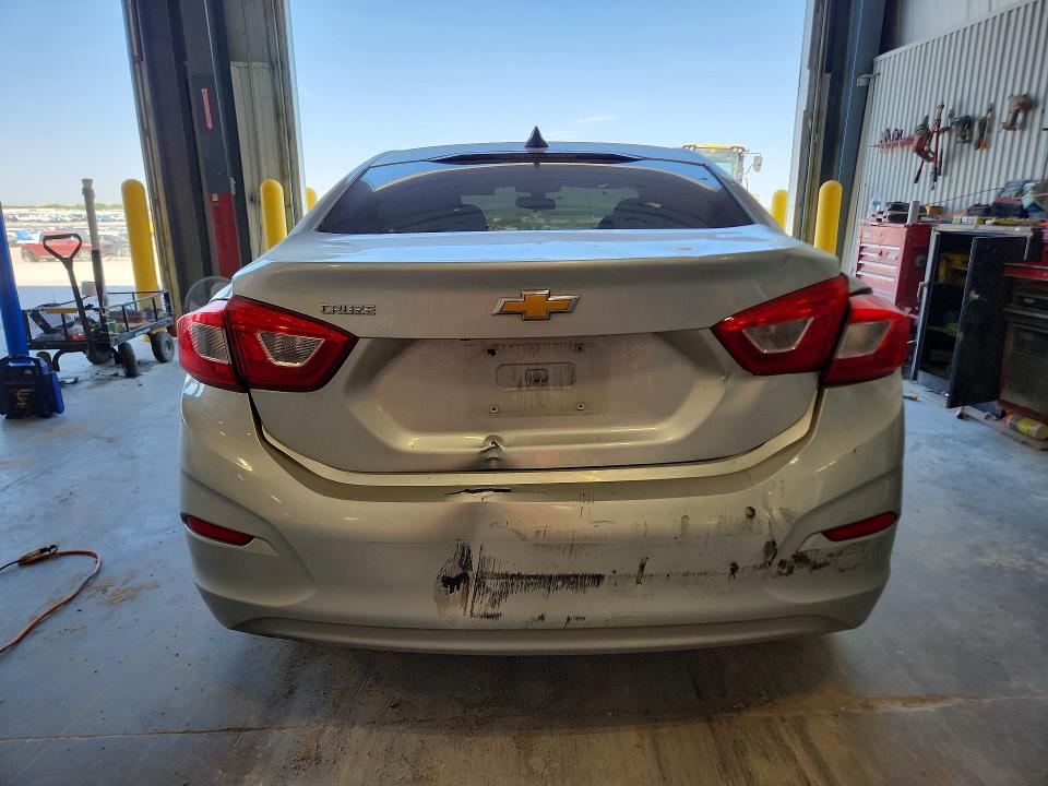 50277086 :رقم المزاد ، 1G1BC5SM8H7271381 vin ، 2017 Chevrolet Cruze مزاد بيع