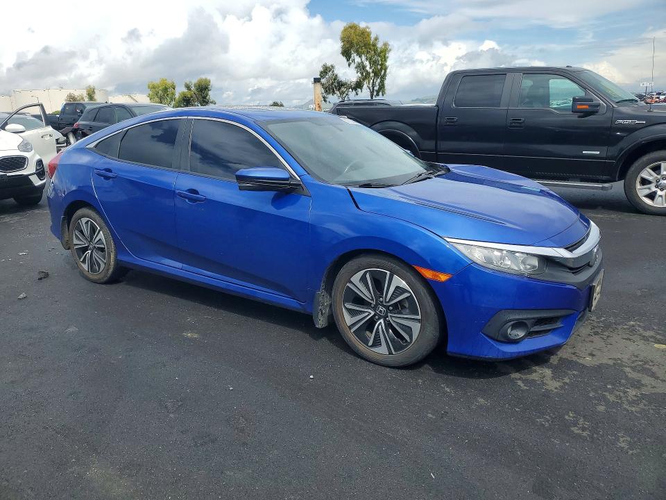 50788566 :رقم المزاد ، JHMFC1F33JX015768 vin ، 2018 Honda Civic مزاد بيع