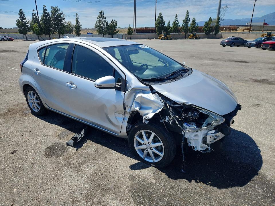 50509976 :رقم المزاد ، JTDKDTB35F1094658 vin ، 2015 Toyota Prius C مزاد بيع