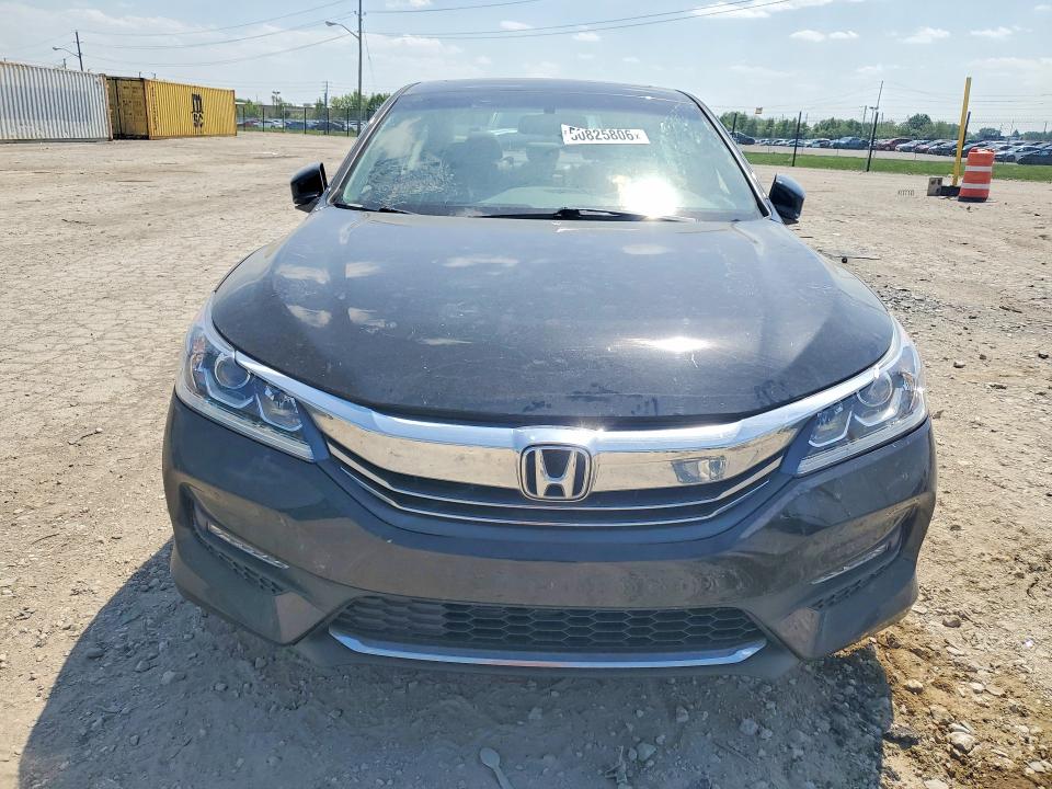 50825806 :رقم المزاد ، 1HGCR3F87HA027611 vin ، 2017 Honda Accord مزاد بيع