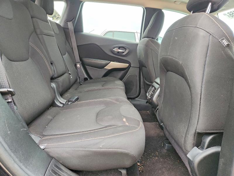 48820456 :رقم المزاد ، 1C4PJLCB0HW650725 vin ، 2017 Jeep Cherokee مزاد بيع