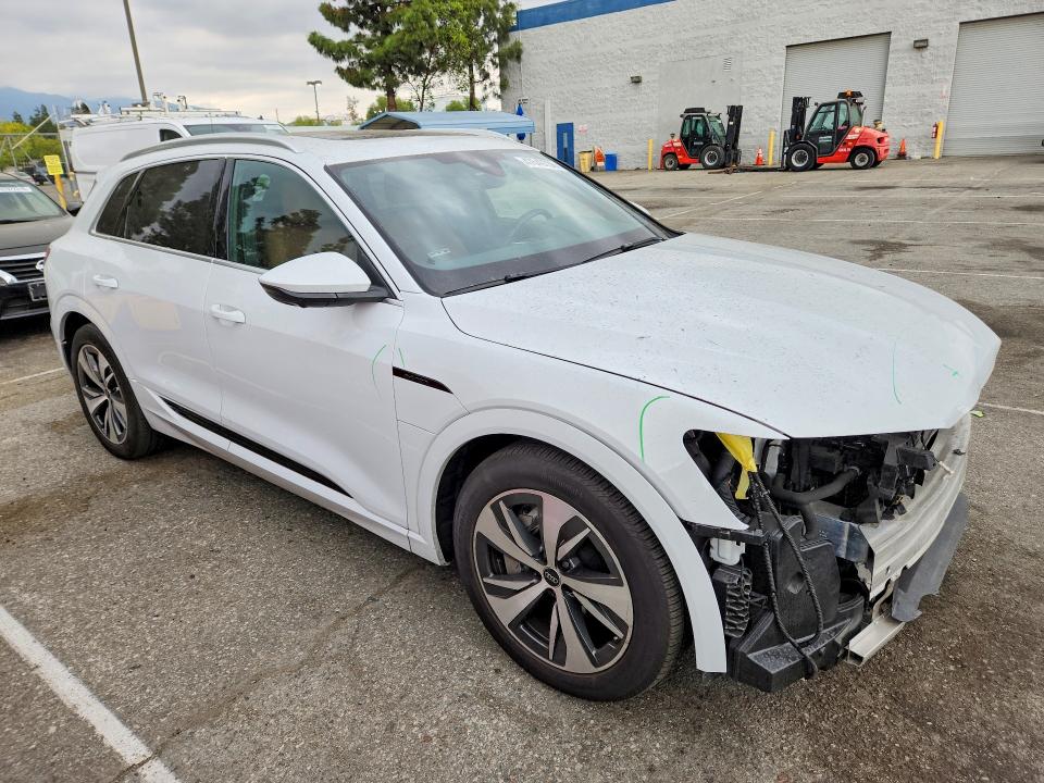 47649736 :رقم المزاد ، WA15AAGE0RB026412 vin ، 2024 Audi Q8 E-tron مزاد بيع