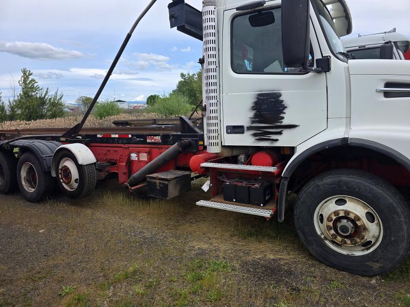 47402156 :رقم المزاد ، 4V5KC9UF72N332381 vin ، 2002 Volvo Vhd مزاد بيع