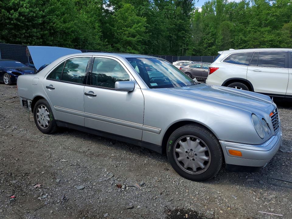 52021796 :رقم المزاد ، WDBJF25H5XA904152 vin ، 1999 Mercedes-benz E مزاد بيع