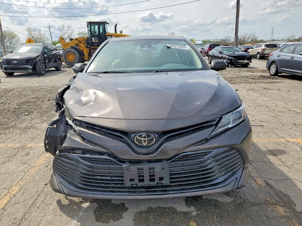 50923896 :رقم المزاد ، 4T1B11HK3JU621482 vin ، 2018 Toyota Camry مزاد بيع