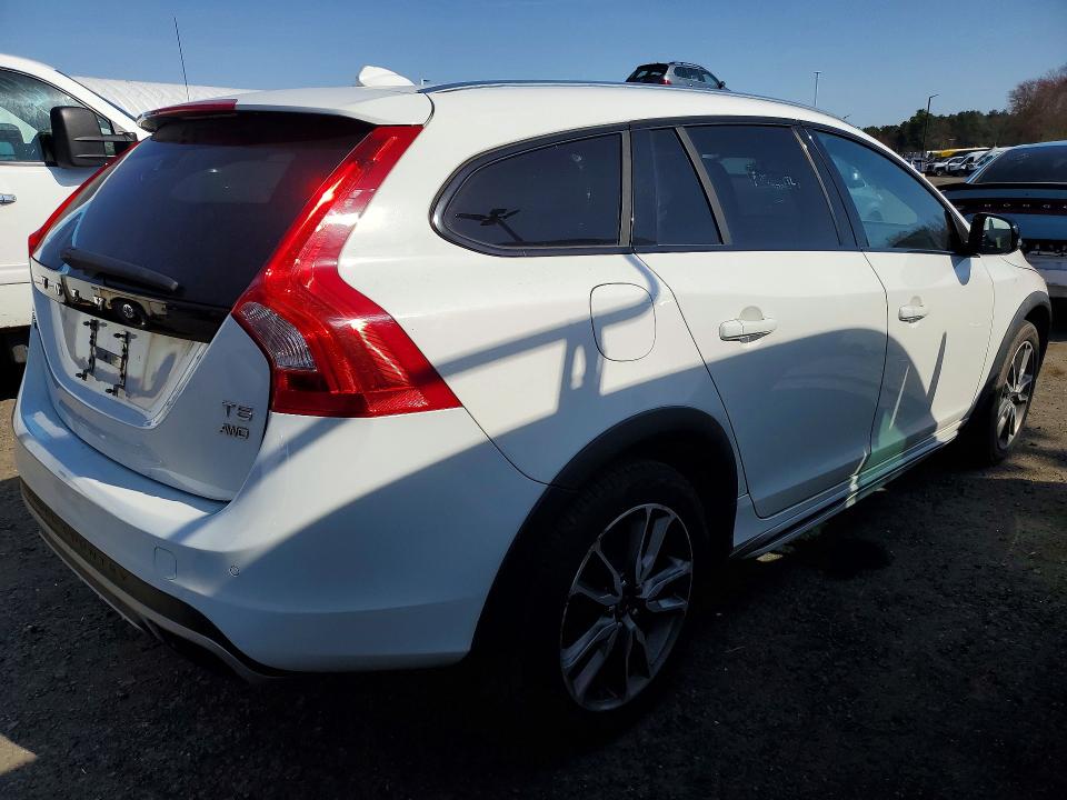 2015 Volvo V60 Cross Country მანქანა იყიდება აუქციონზე, vin: YV4612HK1F1000646, აუქციონის ნომერი: 49446676