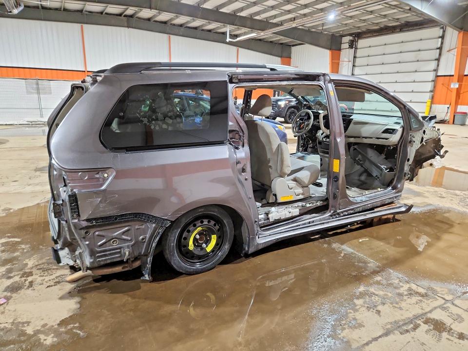 50303666 :رقم المزاد ، 5TDKK3DC4BS022530 vin ، 2011 Toyota Sienna مزاد بيع
