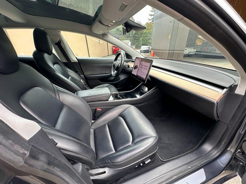 51422386 :رقم المزاد ، 5YJ3E1EB1JF119421 vin ، 2018 Tesla Model 3 مزاد بيع